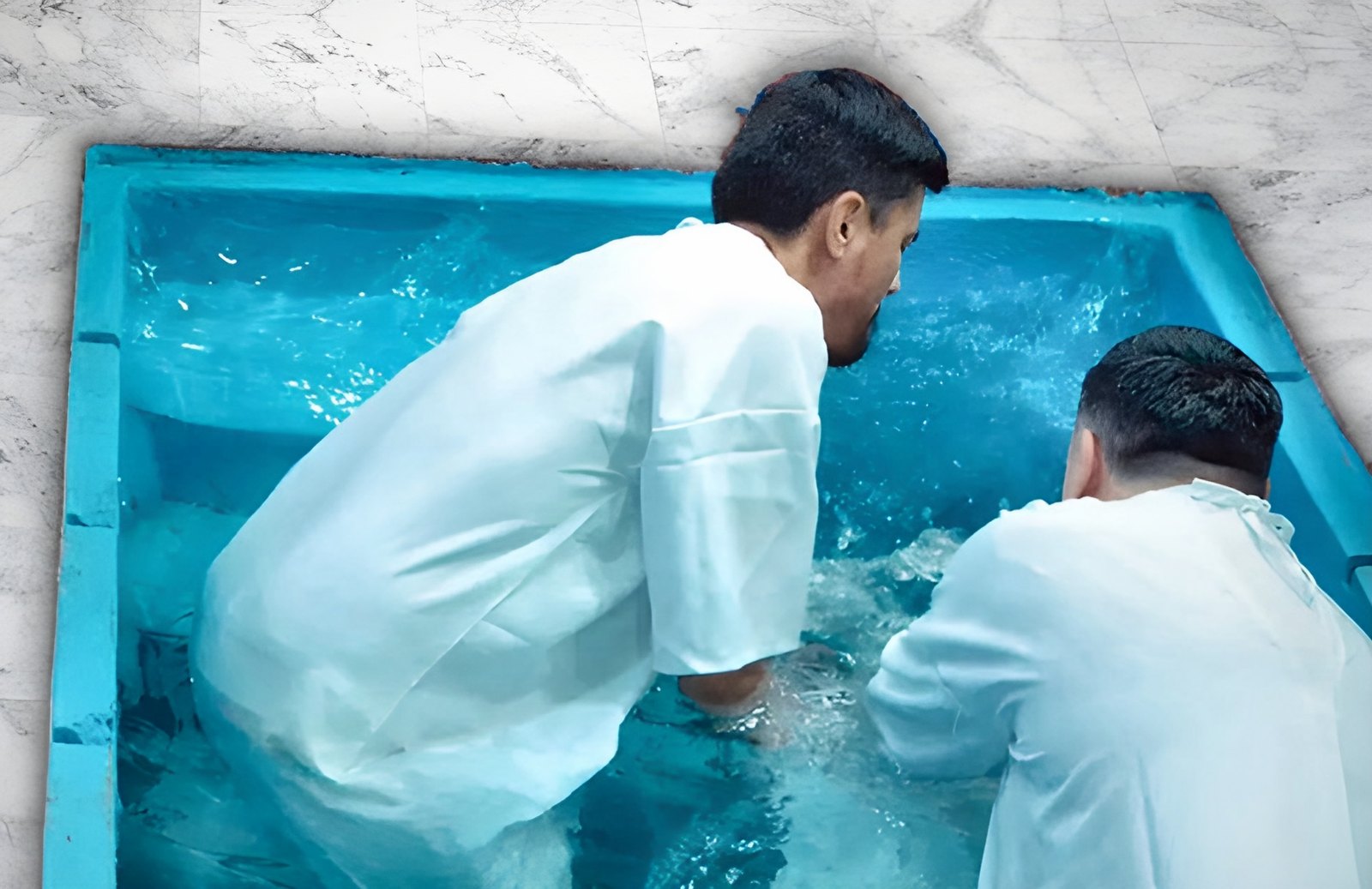 Bautismo en las aguas en la iglesia