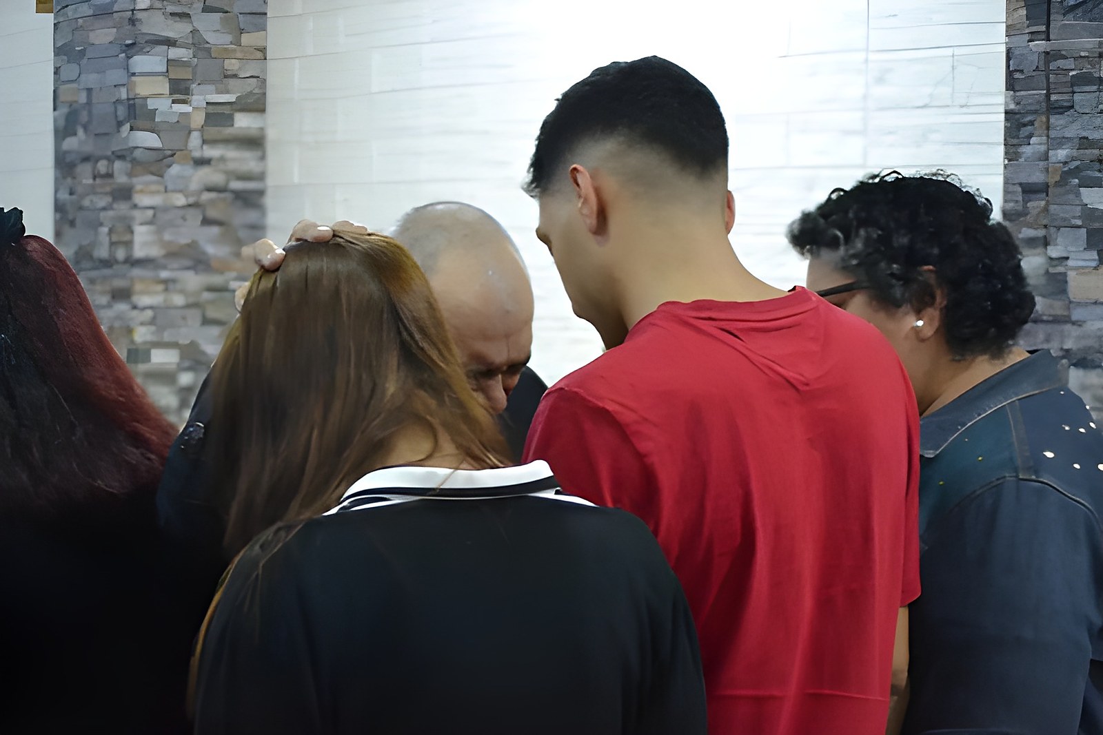 Hermanos orando juntos