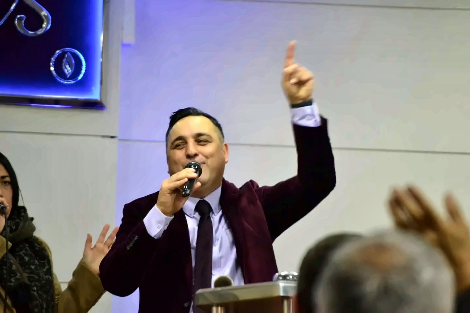 Alabanza en el culto de Avenida Central Norte